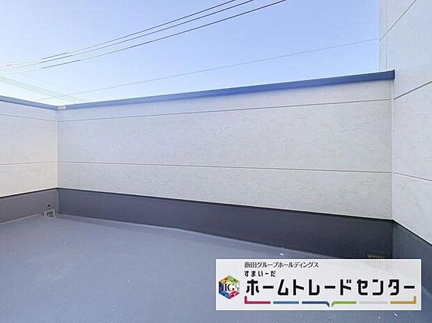 【バルコニー】◆南向きのバルコニーの前には雲以外に太陽を遮るものがありません。お洗濯物も乾きやすく、何より明るく気持ちのいい光が入ってきます。