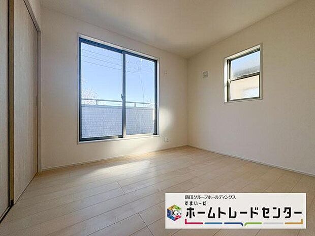 【リビング以外の居室】◆居室のサッシにはペアガラスを採用、高い断熱性による省エネと結露対策に有効です。室内を快適な空間に代えてくれます。現地の通風や採光も実際にご確認下さいませ。
