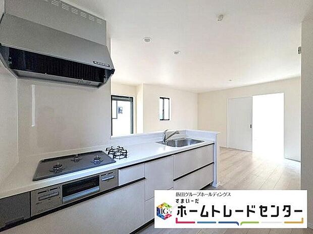 【キッチン】◆人気の対面式キッチン。お食事の準備をしながらでもご家族とのコミュニケーションを楽しめます♪ぜひご見学の際にはキッチンに立ち、生活をイメージしてください。