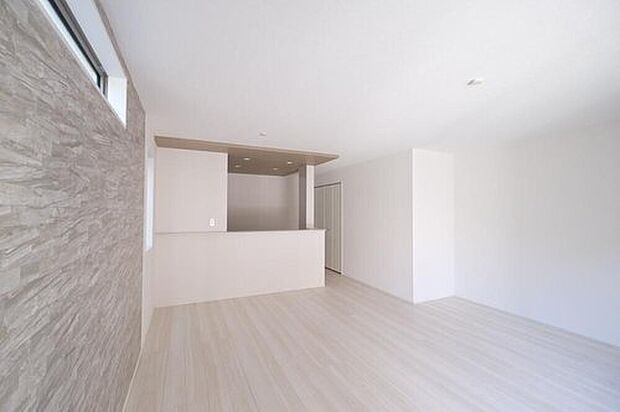 【 リビング】◆リビングを温かく居心地の良い空間にしてくれる木目調の柔らかな風合い。休日はご家族みんなの癒しや憩いの場となってくれます♪