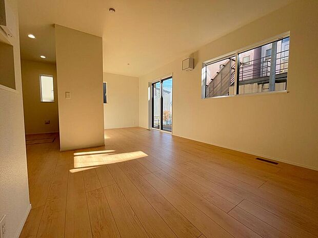 【リビング】◆南向きの大きな窓から明るい陽射しがたっぷり入ります。一日を通して陽射しをしっかり取り込んでくれる2面採光なので、夜まで照明いらずで過ごせます♪