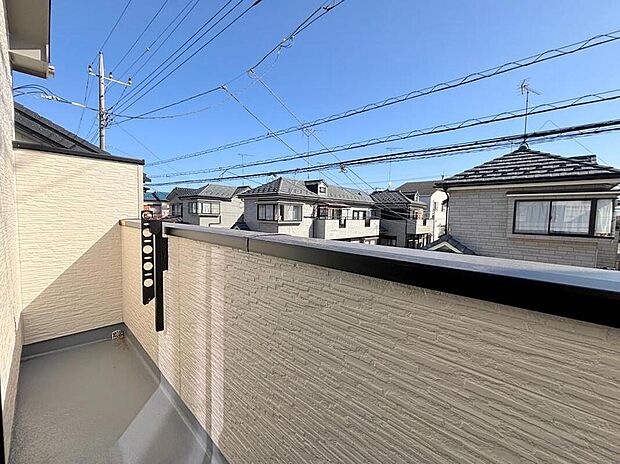 【バルコニー】◆南向きのバルコニーの前には雲以外に太陽を遮るものがありません。お洗濯物も乾きやすく、何より明るく気持ちのいい光が入ってきます。