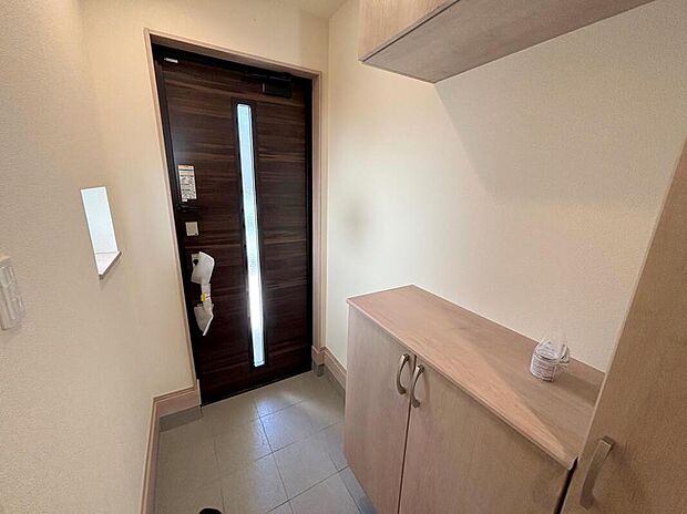 【玄関】◆お家で出会う人々を迎える玄関だからこそ、広々清潔感あふれる空間にしたいものです。採光・通風にも配慮された設計で毎日明るい空間をキープします♪