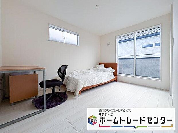 【リビング以外の居室】◆2階の各居室にはそれぞれ収納を完備！しっかりとした容量のスペースを確保しているので、お部屋は美しい空間を保てますね♪