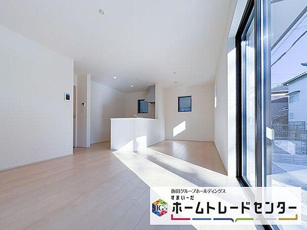 【リビング】◆南向きの大きな窓から明るい陽射しがたっぷり入ります。一日を通して陽射しをしっかり取り込んでくれる2面採光なので、夜まで照明いらずで過ごせます♪