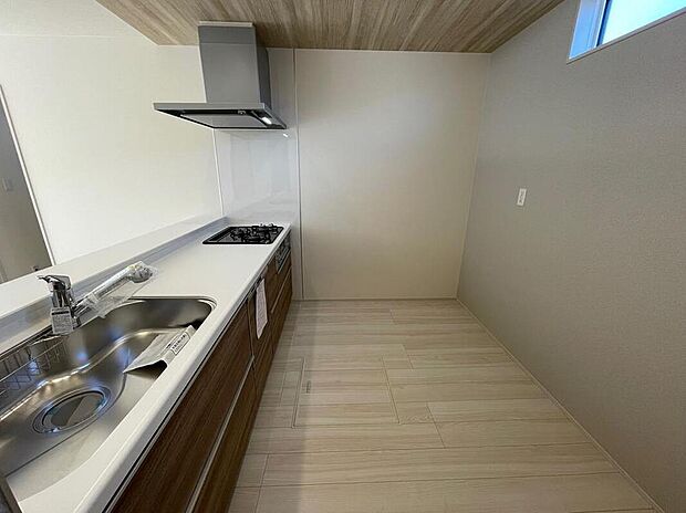 【キッチン】◆人気の対面式キッチン。お食事の準備をしながらでもご家族とのコミュニケーションを楽しめます♪ぜひご見学の際にはキッチンに立ち、生活をイメージしてください。