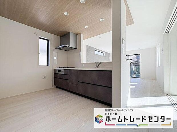 【キッチン】◆人気の対面式キッチン。お食事の準備をしながらでもご家族とのコミュニケーションを楽しめます♪ぜひご見学の際にはキッチンに立ち、生活をイメージしてください。