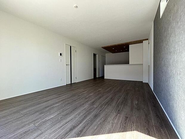 【リビング】◆リビングを温かく居心地の良い空間にしてくれる木目調の柔らかな風合い。休日はご家族みんなの癒しや憩いの場となってくれます♪