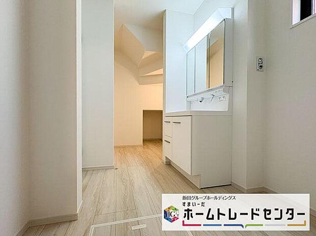 【洗面台・洗面所】◆洗面スペースはお掃除やメンテナンスが楽にできる様に設計されております。ドラム式の洗濯機を配置しても十分なスペースを確保した設計となっております。