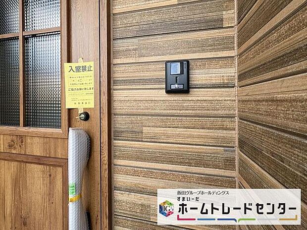 【玄関】◆TVモニター付きインターホンはカラーモニターで来訪者もひとめで分かります♪留守の間の来訪者が確認できる嬉しい録画機能付き！お子様が一人で留守番の間も安心です。