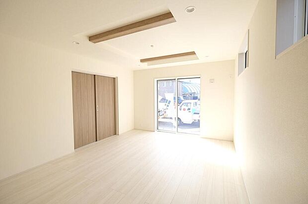 【リビング】◆リビングを温かく居心地の良い空間にしてくれる木目調の柔らかな風合い。休日はご家族みんなの癒しや憩いの場となってくれます♪