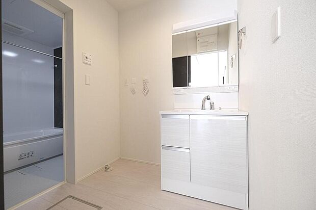 【洗面台・洗面所】◆洗面スペースはお掃除やメンテナンスが楽にできる様に設計されております。ドラム式の洗濯機を配置しても十分なスペースを確保した設計となっております。