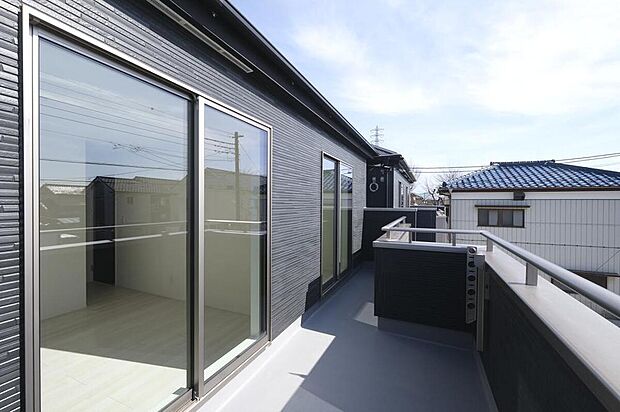 【バルコニー】◆南向きのバルコニーの前には雲以外に太陽を遮るものがありません。お洗濯物も乾きやすく、何より明るく気持ちのいい光が入ってきます。