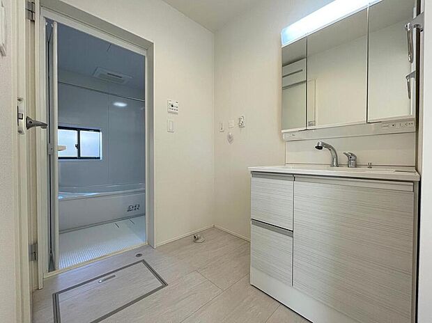 【洗面台・洗面所】◆洗面スペースはお掃除やメンテナンスが楽にできる様に設計されております。ドラム式の洗濯機を配置しても十分なスペースを確保した設計となっております。