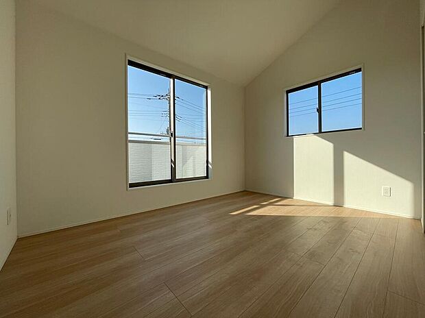 【リビング以外の居室】◆居室のサッシにはペアガラスを採用、高い断熱性による省エネと結露対策に有効です。室内を快適な空間に代えてくれます。現地の通風や採光も実際にご確認下さいませ。