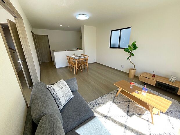 【リビングルーム】◆大きな窓は遮音性に優れたペアガラスの窓となっています。リビングでたくさんはしゃいで遊んでも、お子様の声を気にしなくて大丈夫です♪