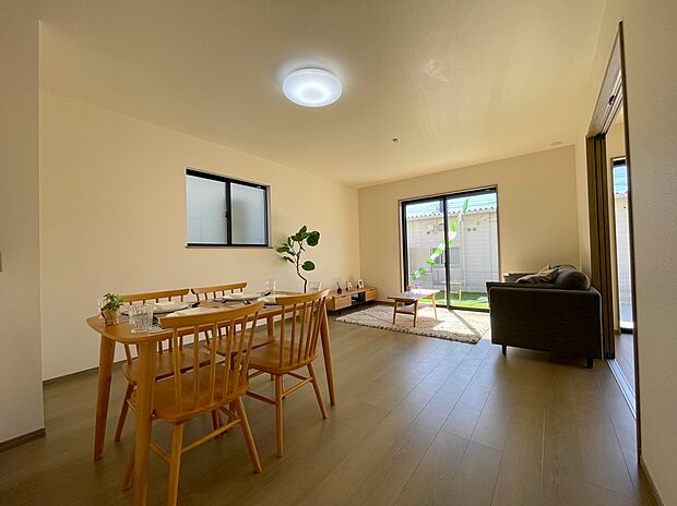 【リビングルーム】◆リビングを温かく居心地の良い空間にしてくれる木目調の柔らかな風合い。休日はご家族みんなの癒しや憩いの場となってくれます♪