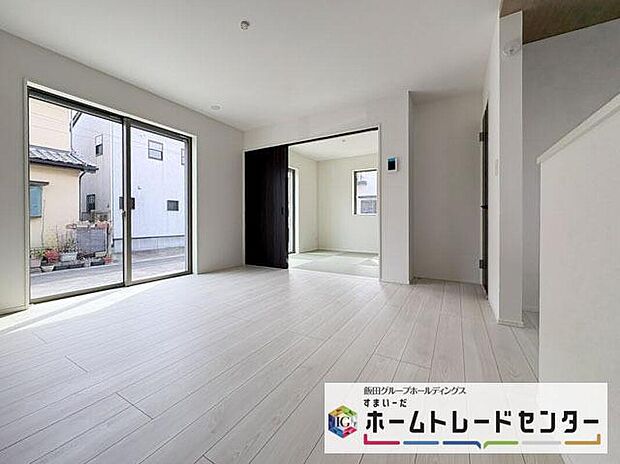 【リビング】◆リビングを温かく居心地の良い空間にしてくれる木目調の柔らかな風合い。休日はご家族みんなの癒しや憩いの場となってくれます♪