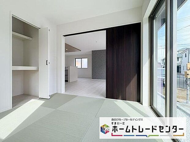 【リビング以外の居室】◆リビングと隣接したお部屋では、ゴロゴロする、お子様を寝かせる、客間として利用するなど、ライフスタイルに合わせて変化をもたらすことができます。