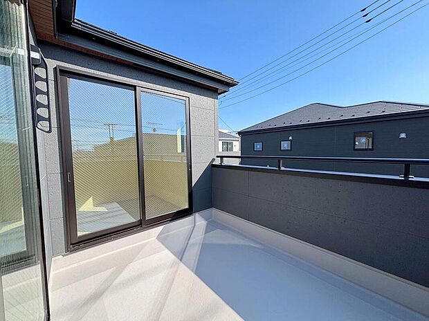 【バルコニー】◆南向きのバルコニーの前には雲以外に太陽を遮るものがありません。お洗濯物も乾きやすく、何より明るく気持ちのいい光が入ってきます。