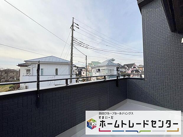 【バルコニー】◆南向きのバルコニーの前には雲以外に太陽を遮るものがありません。お洗濯物も乾きやすく、何より明るく気持ちのいい光が入ってきます。