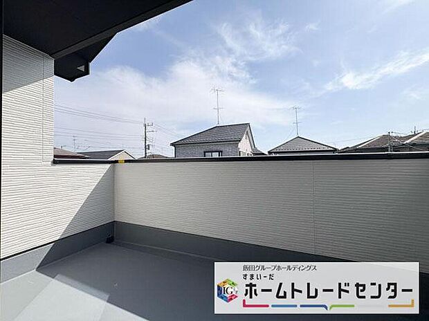 【バルコニー】◆南向きのバルコニーの前には雲以外に太陽を遮るものがありません。お洗濯物も乾きやすく、何より明るく気持ちのいい光が入ってきます。