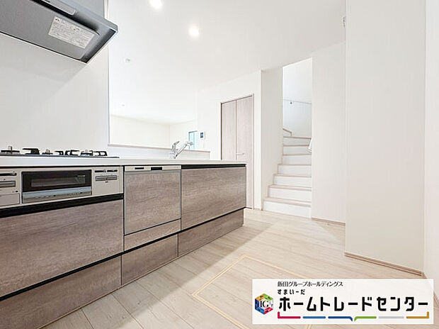 【システムキッチン】◆人気の対面式キッチン。お食事の準備をしながらでもご家族とのコミュニケーションを楽しめます♪ぜひご見学の際にはキッチンに立ち、生活をイメージしてください