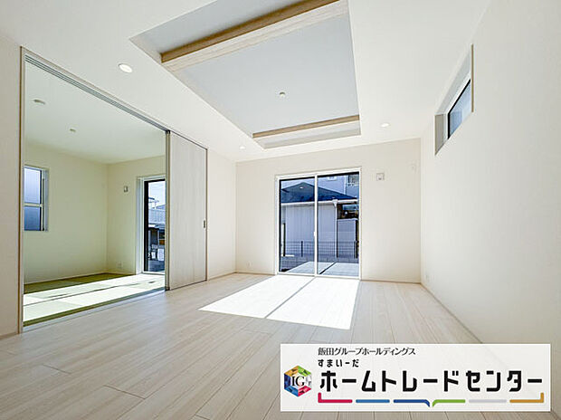 【リビングルーム】◆南向きの大きな窓から明るい陽射しがたっぷり入ります。一日を通して陽射しをしっかり取り込んでくれる2面採光なので、夜まで照明いらずで過ごせます♪