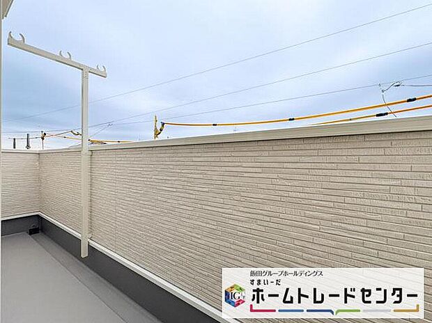 【バルコニー】◆南向きのバルコニーの前には雲以外に太陽を遮るものがありません。お洗濯物も乾きやすく、何より明るく気持ちのいい光が入ってきます。