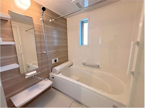 【浴室】◆毎日の疲れをいやす浴室は1坪タイプです。足を伸ばしてゆっくりとくつろげます。浴室暖房乾燥機も標準装備です♪