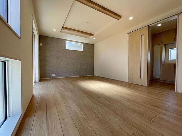 【リビング】◆リビングを温かく居心地の良い空間にしてくれる木目調の柔らかな風合い。休日はご家族みんなの癒しや憩いの場となってくれます♪