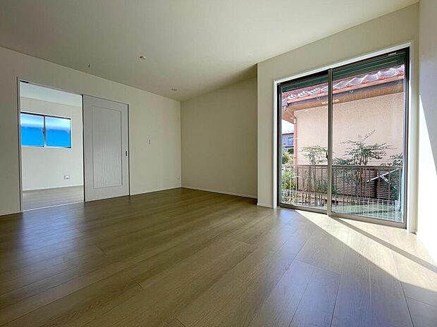 【リビング】◆南向きの大きな窓から明るい陽射しがたっぷり入ります。一日を通して陽射しをしっかり取り込んでくれる2面採光なので、夜まで照明いらずで過ごせます♪