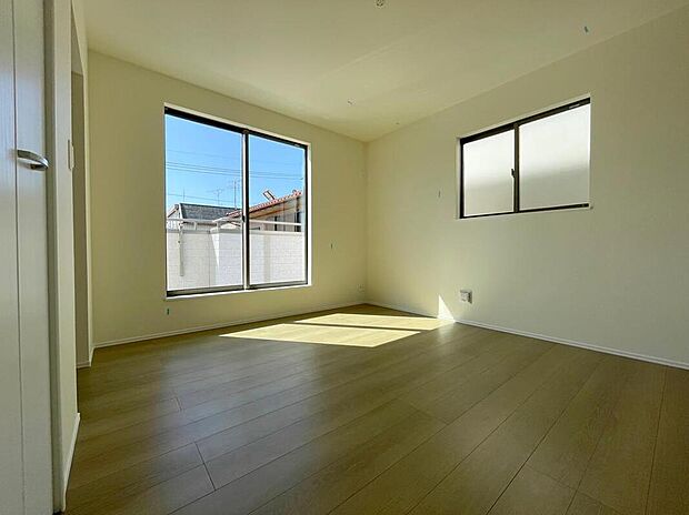 【リビング以外の居室】◆居室のサッシにはペアガラスを採用、高い断熱性による省エネと結露対策に有効です。室内を快適な空間に代えてくれます。現地の通風や採光も実際にご確認下さいませ