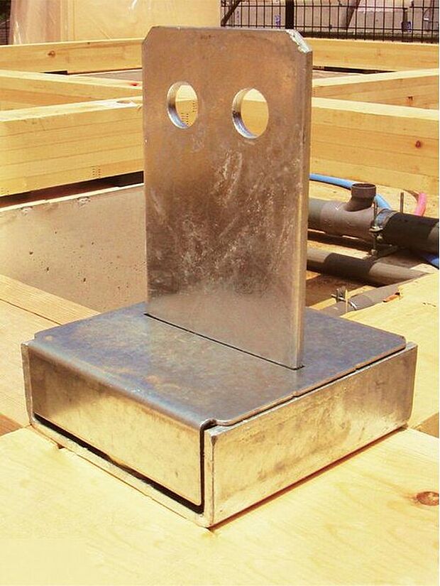 【オリジナル柱脚・柱頭固定金物「TロックII」】基礎と土台の間に基礎パッキン(20mm厚)を入れることにより分離させ、土台からの湿気を基礎へ浸透するのを防ぎます。また、床下換気が可能です。