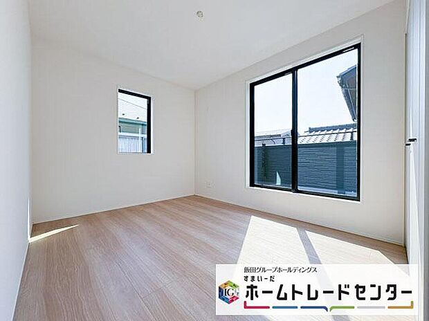【リビング以外の居室】◆居室のサッシにはペアガラスを採用、高い断熱性による省エネと結露対策に有効です。室内を快適な空間に代えてくれます。現地の通風や採光も実際にご確認下さいませ