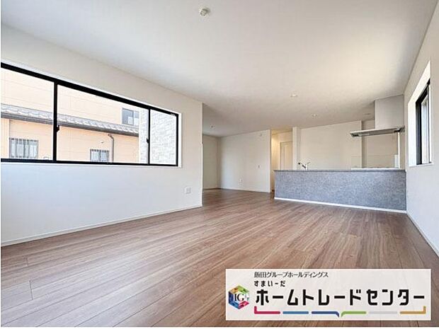 【リビング】◆南向きの大きな窓から明るい陽射しがたっぷり入ります。一日を通して陽射しをしっかり取り込んでくれる2面採光なので、夜まで照明いらずで過ごせます♪