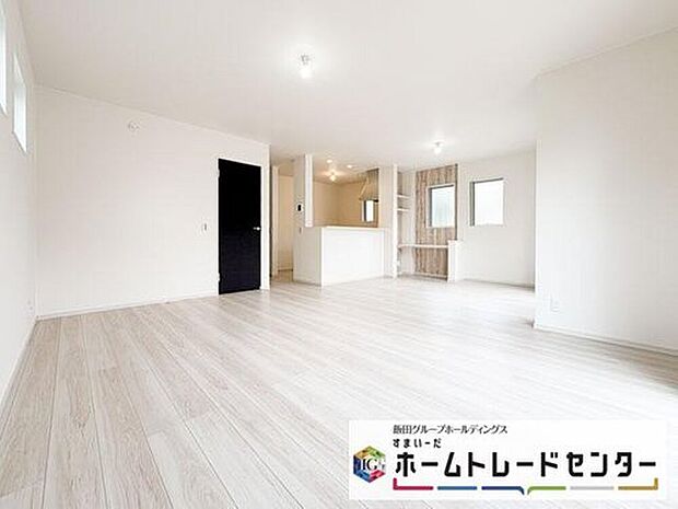 【リビング】◆南向きの大きな窓から明るい陽射しがたっぷり入ります。一日を通して陽射しをしっかり取り込んでくれる2面採光なので、夜まで照明いらずで過ごせます♪