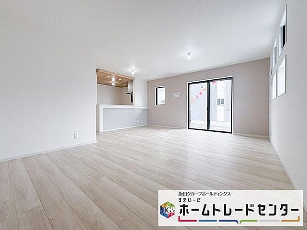 【リビング】◆リビングを温かく居心地の良い空間にしてくれる木目調の柔らかな風合い。休日はご家族みんなの癒しや憩いの場となってくれます♪