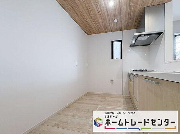 【キッチン】◆小さなお子様の一人遊びやお昼寝をしている時も、お食事の準備をしながら見守りが出来る安心の対面式キッチンです♪
