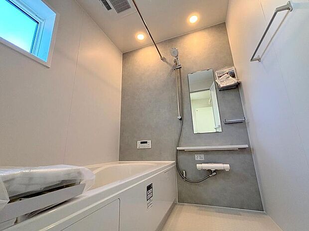 【浴室】◆毎日の疲れをいやす浴室は1坪タイプです。足を伸ばしてゆっくりとくつろげます。浴室暖房乾燥機も標準装備です♪