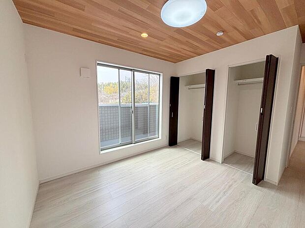 【リビング以外の居室】◆各居室にはそれぞれ収納を完備!しっかりとした容量のスペースを確保しているので、お部屋は美しい空間を保てますね♪