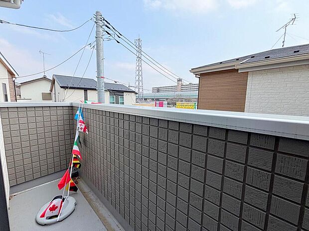 【バルコニー】◆バルコニーの前には雲以外に太陽を遮るものがありません。お洗濯物も乾きやすく、何より明るく気持ちのいい光が入ってきます。