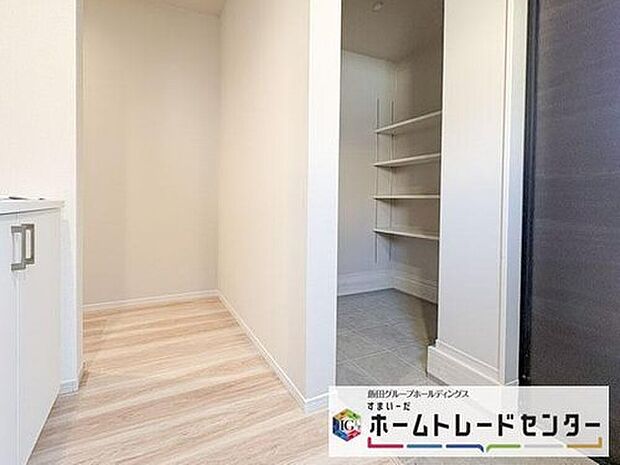 【玄関】◆お家で出会う人々を迎える玄関だからこそ、広々清潔感あふれる空間にしたいものです。採光・通風にも配慮された設計で毎日明るい空間をキープします♪
