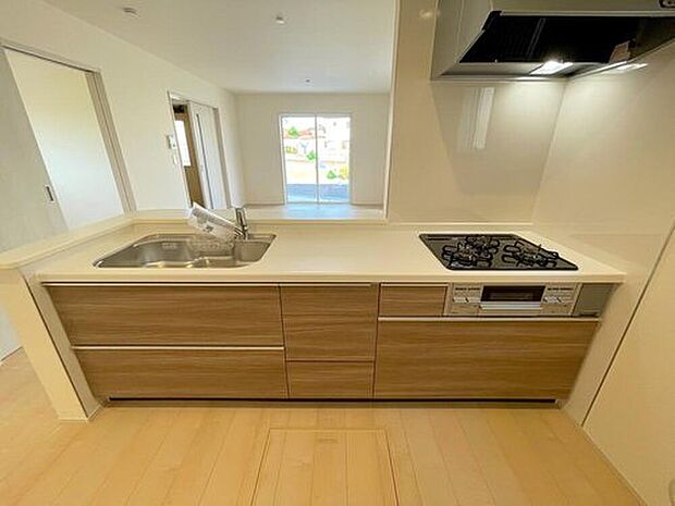 【キッチン】◆人気の対面式キッチン。お食事の準備をしながらでもご家族とのコミュニケーションを楽しめます♪ぜひご見学の際にはキッチンに立ち、生活をイメージしてください。