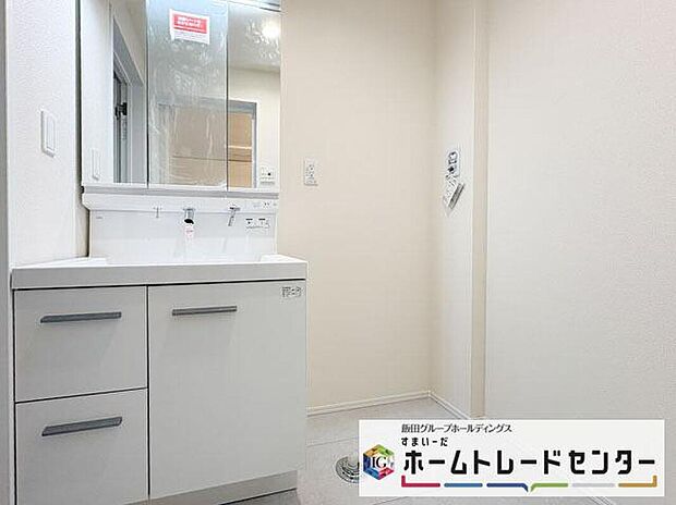 【洗面台・洗面所】◆洗面スペースはお掃除やメンテナンスが楽にできる様に設計されております。ドラム式の洗濯機を配置しても十分なスペースを確保した設計となっております。