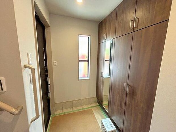 【玄関】◆お家で出会う人々を迎える玄関だからこそ、広々清潔感あふれる空間にしたいものです。採光・通風にも配慮された設計で毎日明るい空間をキープします♪