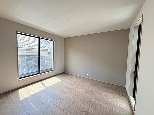 【リビング以外の居室】◆居室のサッシにはペアガラスを採用、高い断熱性による省エネと結露対策に有効です。室内を快適な空間に代えてくれます。現地の通風や採光も実際にご確認下さいませ。