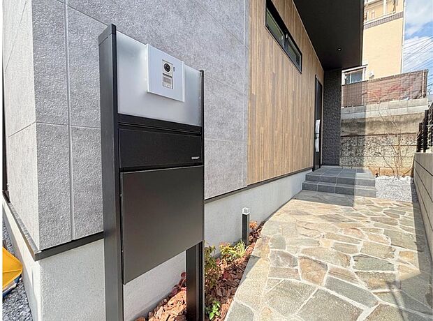 【玄関】◆TVモニター付きインターホンはカラーモニターで来訪者もひとめで分かります♪留守の間の来訪者が確認できる嬉しい録画機能付き！お子様が一人で留守番の間も安心です。

