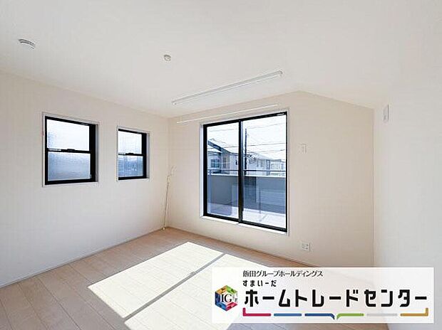 【リビング以外の居室】◆居室のサッシにはペアガラスを採用、高い断熱性による省エネと結露対策に有効です。室内を快適な空間に代えてくれます。現地の通風や採光も実際にご確認下さいませ