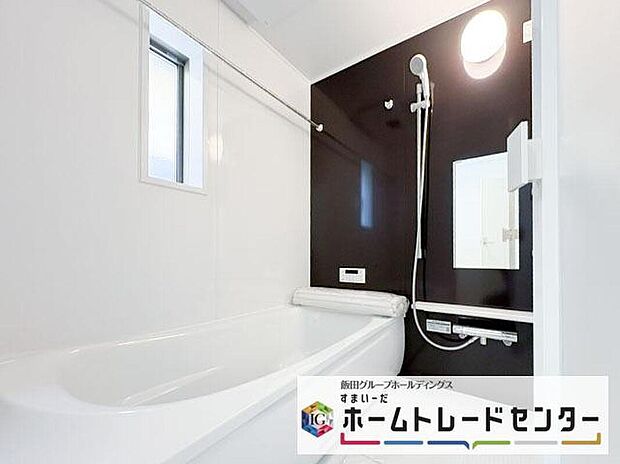 【浴室】◆毎日の疲れをいやす浴室は1坪タイプです。足を伸ばしてゆっくりとくつろげます。浴室暖房乾燥機も標準装備です♪